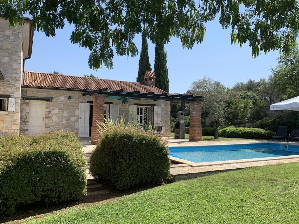 Villa Melissa - Istrisches Steinhaus Mit Pool In Guter Lage Sveti Lovrec Pazenaticki ภายนอก รูปภาพ